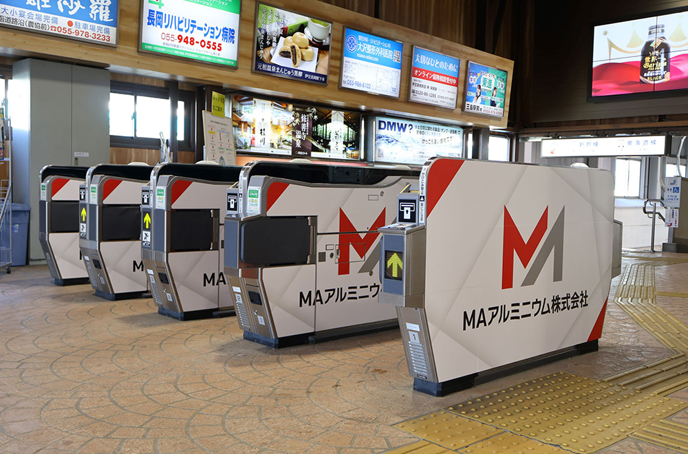 ラッピングされた自動改札機写真1